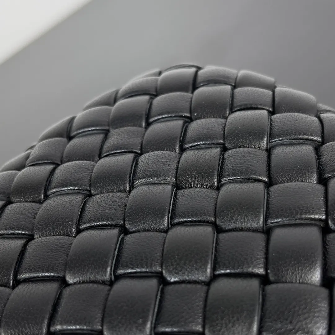 Batch 1860 BV Knot | The classic return of the evening bag. Original leather ➕ Stainless steel hardware ➕ 24k real gold plating ➕ Fully handmade. Those who know the history of our brand should have heard that the knot is a story of Bottega Veneta, and it is also one of the more important design elements. Matthieu Blazy's work this season sublimates Knot's classics, with a new knot design and a woven shoulder strap, plus Fouland Intreccio's weaving technology, adding some fashion to the retro and nostalgic feel of the past. Style number: 717622 Size: 20.5*6*12.5